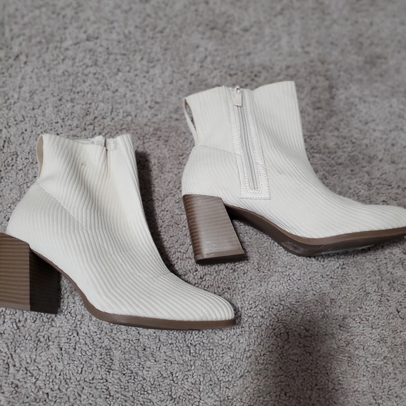 torrid Shoes - Torrid White Ribbed Ankle Boots 9WW